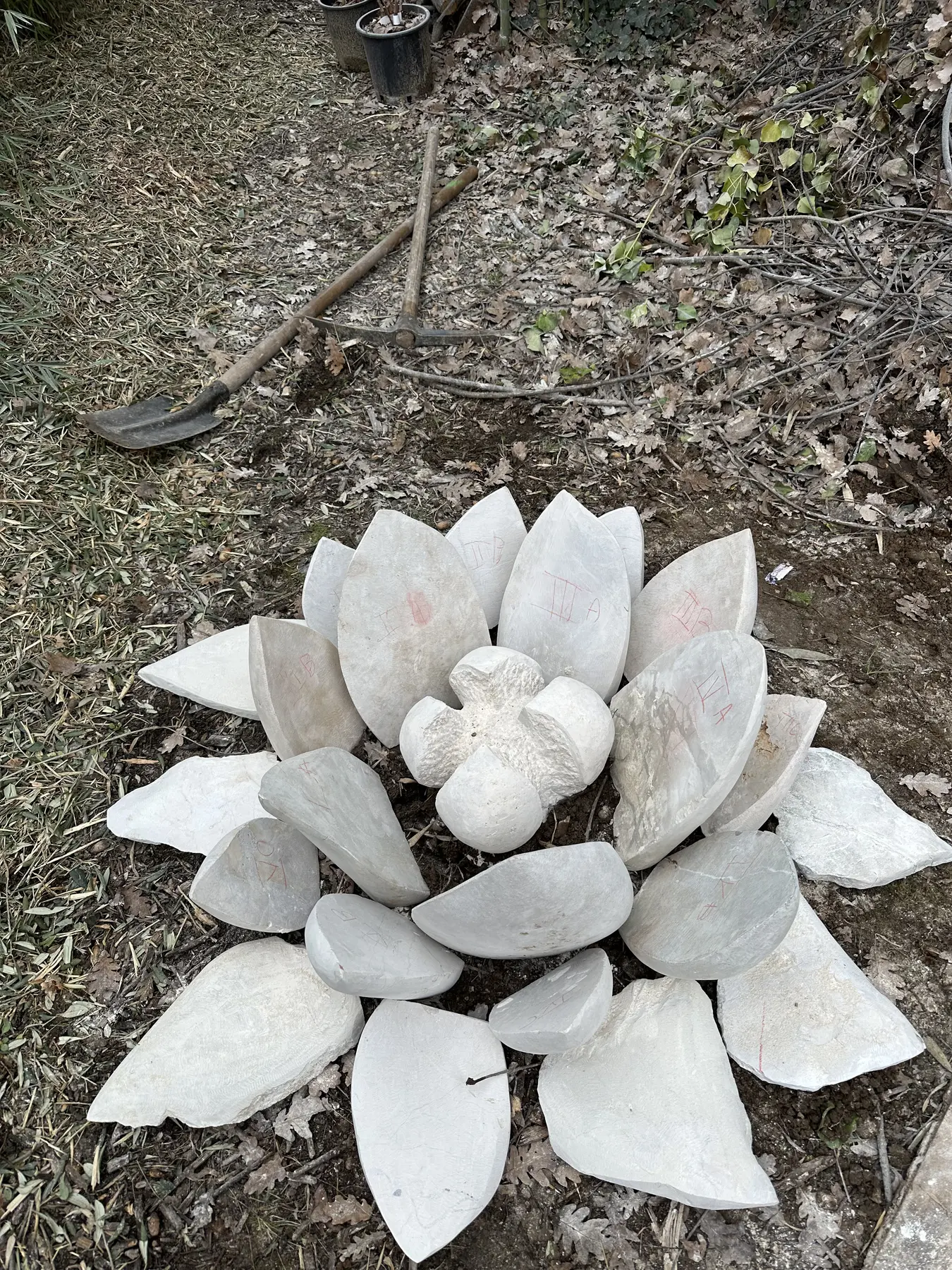 Montage à blanc des différents pétales d'une sculpture de lotus en pierre