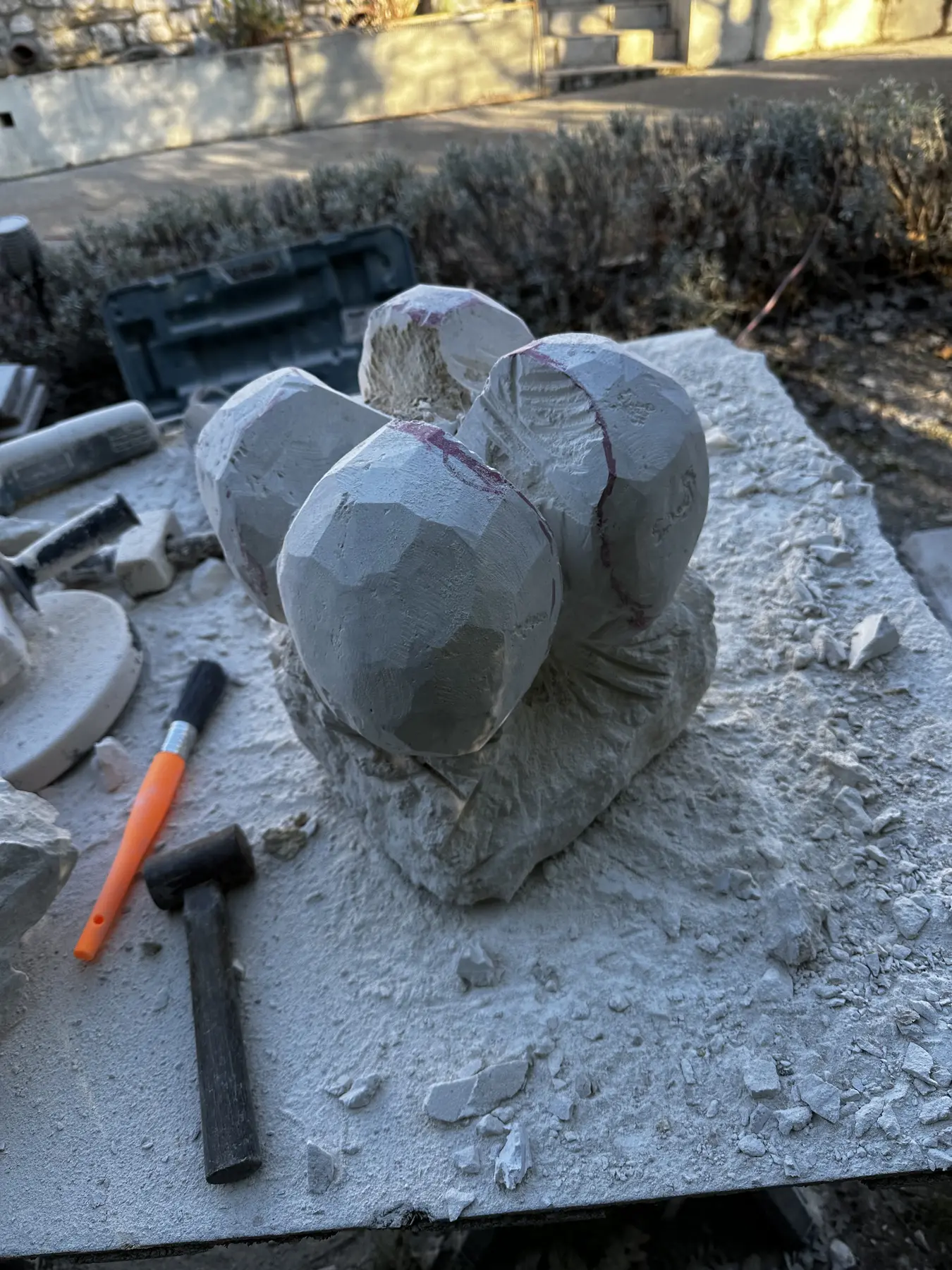 Ébauche des pétales centraux d'un lotus sculpté dans la pierre