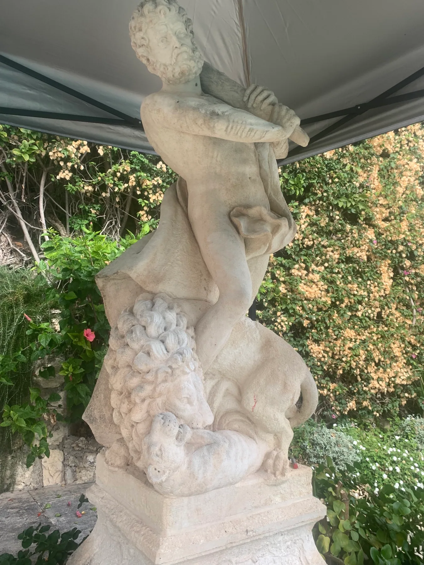 Statue et lion pendant la restauration à Cap-d’Ail